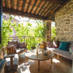 Maison-hotes-sequoia-ardeche-salon-terrasse